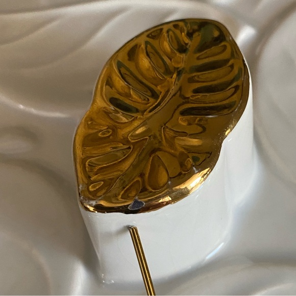 Vintage USA Rare Unique Pottery Covered Dish Leaf Design Gold Trim - Picture 5 of 16